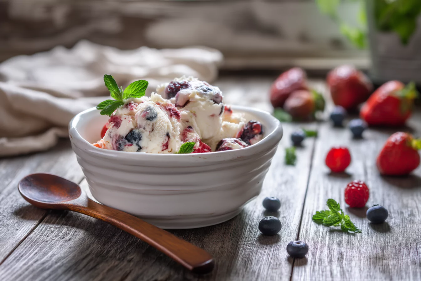 美女被褥 美女被咬小头头 berry ice cream in rustic bowl with berries